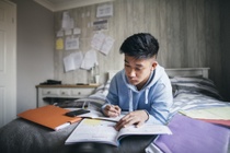 Sut can vi thuc khuya, bo bua khi on thi vao lop 10 hinh anh