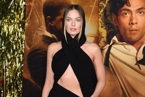 Margot Robbie mặc trang phục cắt xẻ gợi cảm trên thảm đỏ