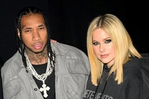 Bạn trai gốc Việt tặng vòng cổ 80.000 USD cho Avril Lavigne