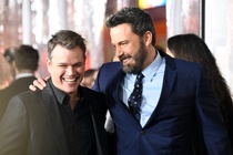 Ben Affleck 'không muốn đứng cạnh' Chris Hemsworth