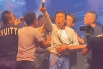 Khan gia lao len om hon Trinh Hao Nam hinh anh