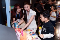 Thuy Diem dua con trai den xem 'cuoc dua' cua Wolfoo hinh anh