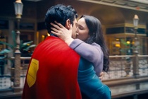 Tranh cai An Do cat canh hon cua Superman vi 'goi duc' hinh anh