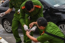 Chong sat hai vo roi keo thi the len giuong dap chan hinh anh