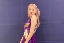 Rose mac ao bong ro tuong niem Kobe Bryant hinh anh
