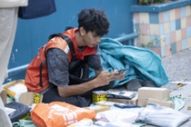 Rời sàn thương mại, trăm nghìn chủ shop online bán hàng ở đâu?
