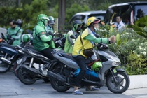 Hang xe cong nghe 'chay dua' chuyen doi xe dien cho tai xe hinh anh