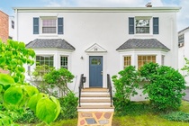 Ngoi nha rao ban 1 USD, khach tra hon nua trieu USD hinh anh