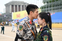 Cap doi nu biet dong - nam dac nhiem du gay sot o su kien A80 hinh anh