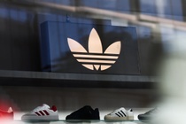 adidas rất gần mốc 30 tỷ USD