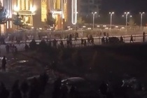Đám đông đổ xô đến sân bay giữa tin đồn Taliban cứu trợ Thổ Nhĩ Kỳ
