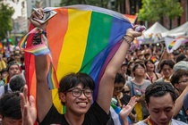 Nha truong cang ky thi LGBT, hoc sinh cang mu mo ve gioi hinh anh