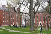 Sinh vien Harvard phan doi viec cho nguoi quay roi tinh duc day hoc hinh anh