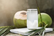 Những người nên hạn chế uống nước dừa
