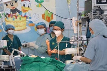 Bệnh viện thông báo hoãn ghép tạng, cha mẹ lo tìm đường sống cho con