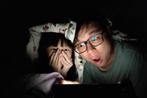 Lam gi khi phat hien con xem phim 18+? hinh anh