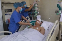 Vu oto tong 17 xe may: Mot benh nhan van hon me sau hinh anh