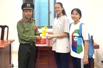 2 nu sinh nhat duoc 15 trieu dong tra lai nguoi danh roi hinh anh