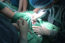 Cuu tre so sinh khoi nguy co bi mu vinh vien hinh anh