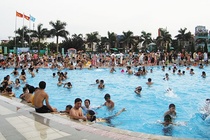 Di boi mua he, chuyen gia khuyen cao tranh tac hai cua nuoc be boi hinh anh
