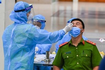 Nhân viên ga Hà Nội được lấy mẫu xét nghiệm nCoV trong đêm