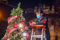 Cây thông 12 triệu đồng trên phố đồ chơi Noel Hà Nội