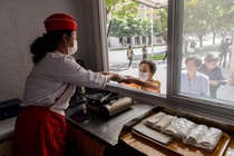 Triều Tiên in phiếu, nuôi thiên nga để giải quyết khó khăn lương thực