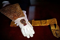 Vua Charles III mặc lại đồ cổ tới hơn 200 năm tuổi trong lễ đăng quang