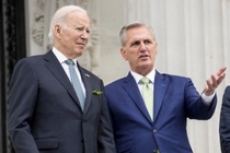 Đảng Cộng hòa phẫn nộ ngay khi ông Biden lên máy bay