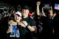 Nhung nguoi My cam thay 100 ngay cam quyen cua ong Trump 'thu vi' hinh anh