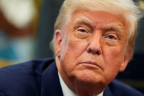 Tong thong My Donald Trump doi mat thach thuc kep hinh anh