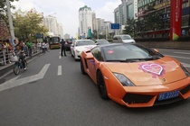 Dam cuoi toan sieu xe, phat tien cho nguoi xem hinh anh