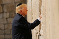 Ong Trump doi mu cau nguyen ben Buc tuong Than khoc hinh anh