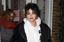 Selena Gomez duoc khen giong Michael Jackson khi de toc mai lua thua hinh anh