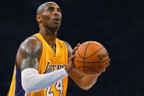 Nike bat ngo ngung ban tat ca san pham do Kobe Bryant thiet ke hinh anh