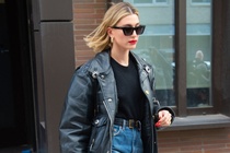 4 kiểu áo được Hailey Bieber yêu thích nhất