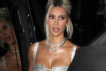 Kim Kardashian không thể leo cầu thang vì váy quá chật