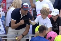 CEO Ba Lan giat mu cua tre em, giau luon vao tui hinh anh