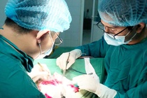 Cuu be trai bi chan thuong so nao nang do nga cau thang hinh anh