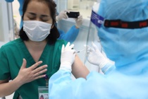 Hon 24.000 nguoi o Viet Nam duoc tiem vaccine Covid-19 hinh anh