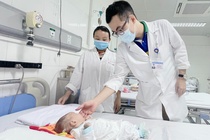 Be trai 23 ngay tuoi bi tac ta trang bam sinh hinh anh