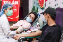 Thoi diem nguoi dan co the hien mau sau tiem vaccine Covid-19 hinh anh