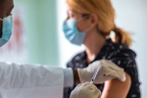 Chua du du lieu khang dinh lieu vaccine Covid-19 thu 4 la can thiet hinh anh