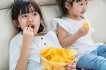 Lý do không nên cho trẻ ăn vặt quá nhiều dịp Tết