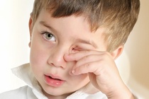 Triệu chứng đau mắt đỏ phổ biến ở trẻ