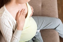 Cach lam diu con dau nguc khi mang thai hinh anh