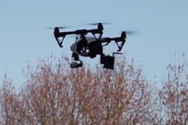 TQ dung drone co loa de nhac nho dan deo khau trang hinh anh