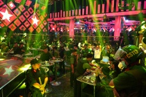 Hon 300 canh sat dot kich quan bar Paris Night Club o Binh Thuan hinh anh