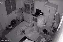 Video trom 'khoang' do ngay canh giuong gia chu dang ngu hinh anh