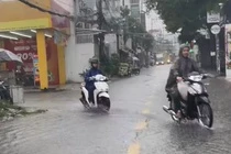 Bau troi TP.HCM xam xit, mua lon xuat hien sau nang nong gay gat hinh anh